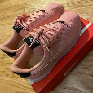 Cortez Basic TXT VDay Nike